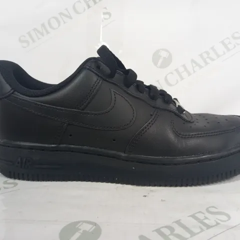 BOXED PAIR OF NIKE AIR FORCE 1 SHOES IN BLACK UK SIZE 4