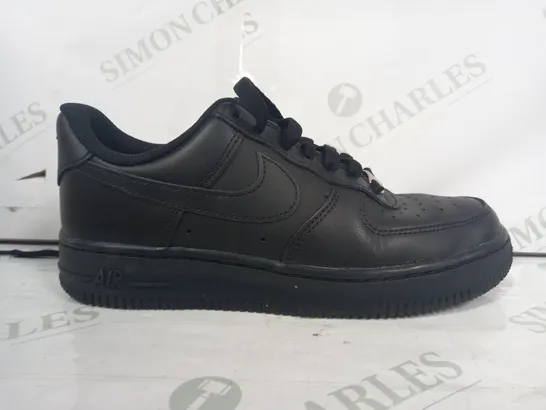 BOXED PAIR OF NIKE AIR FORCE 1 SHOES IN BLACK UK SIZE 4