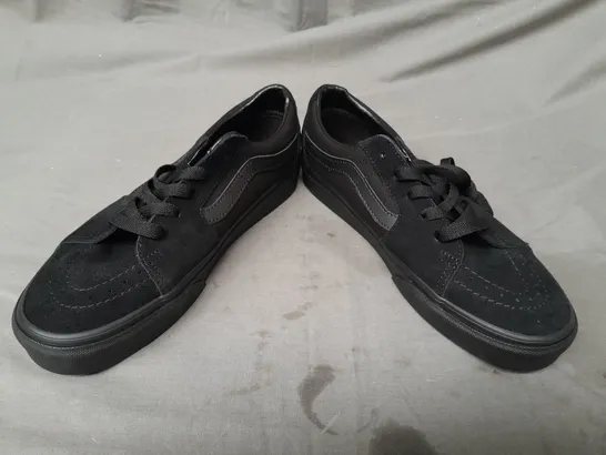 BOXED PAIR OF VANS OFF THE WALL SK8-LOW SHOES IN BLACK UK SIZE 6