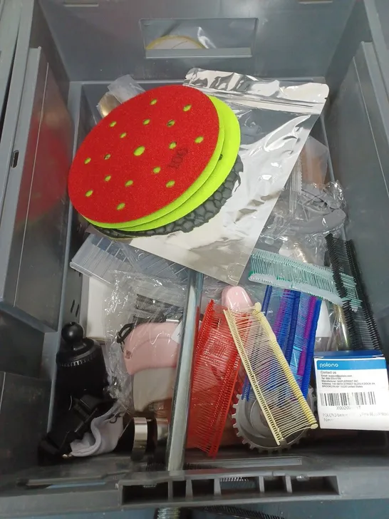 BOX OF APPROXIMATELY 20 ASSORTED HOUSEHOLD ITEMS TO INCLUDE ADAPTER PLUG, CUTLERY AND A TAGGING GUN 