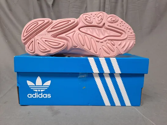 BOXED PAIR OF ADIDAS OZWEEGO J SHOES IN PINK UK SIZE 5