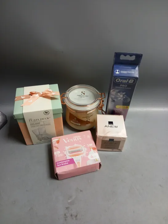 BOX OF APPROXIMATELY 20 COSMETIC ITEMS TO INCLUDE - VENUS BLADES - AVON ANEW SKIN RENEWAL SERUM - ORAL B PRO REPLACEMENT HEADS - ETC 