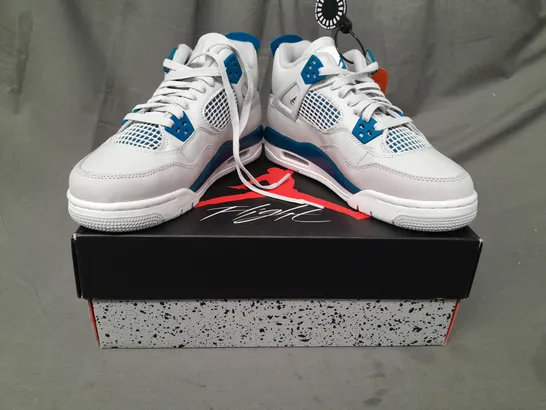 BOXED PAIR OF NIKE AIR JORDAN 4 RETRO SHOES IN OFF WHITE/BLUE UK SIZE 5