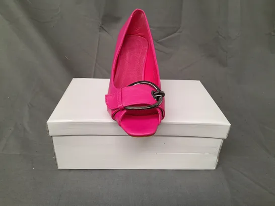 BOXED PAIR OF DESIGNER OPEN TOE MID HEELED SHOES IN FUCHSIA EU SIZE 37