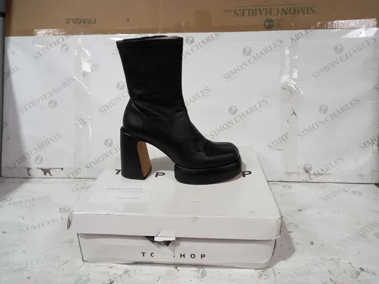 BOXED PAIR OF TOPSHOP PLATFORM HEELED BOOTS IN BLACK EU SIZE 39