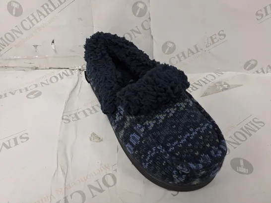 PAIR OF MUK LUKS ANAIS SLIPPERS IN NAVY/LIGHT BLUE - SIZE 8