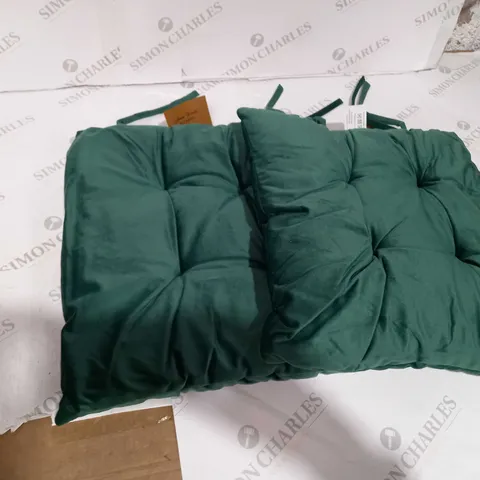 PAIR OF LINENS WORLD BED & BATH CUSHION PADS IN GREEN