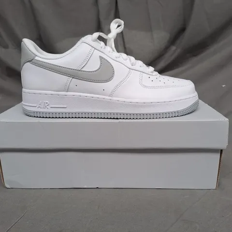 BOXED PAIR OF NIKE AIR FORCE 1 IN WHITE/SMOKE GREY SIZE 7.5