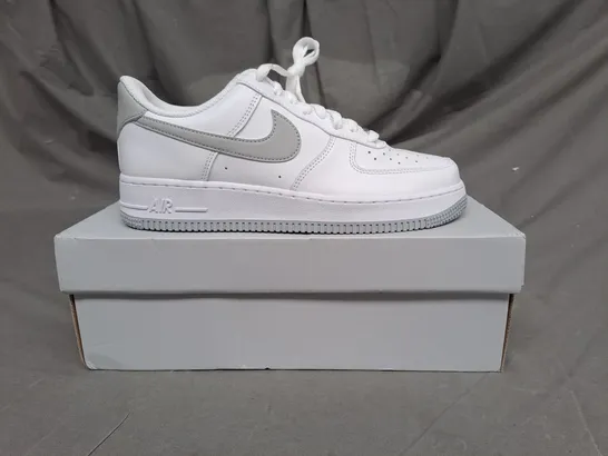 BOXED PAIR OF NIKE AIR FORCE 1 IN WHITE/SMOKE GREY SIZE 7.5