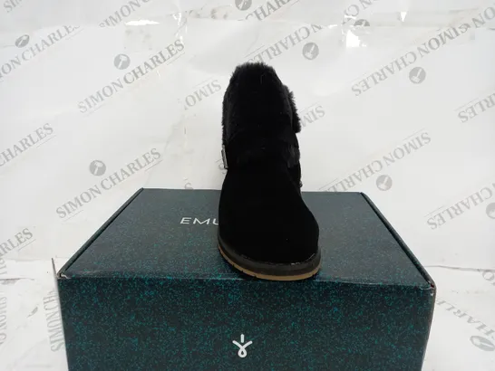  BOXED PAIRS OF EMU AUSTRALIA "OXLEY" LEATHER BOOTS - UK SIZE 6, BLACK 