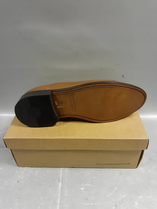 BOXED PAIR OF SAMUEL WINDSOR GOODYEAR DRESS SHOES IN TAN - 8.5