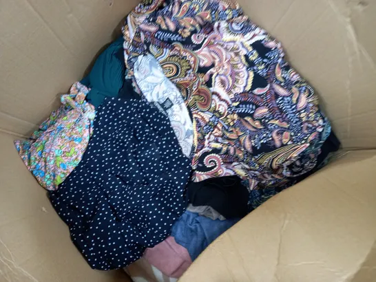 BOX OF ASSORTED CLOTHING ITEMS TO INCLUDE DRESSES PANTS AND SHIRTS / COLLECTION ONLY 