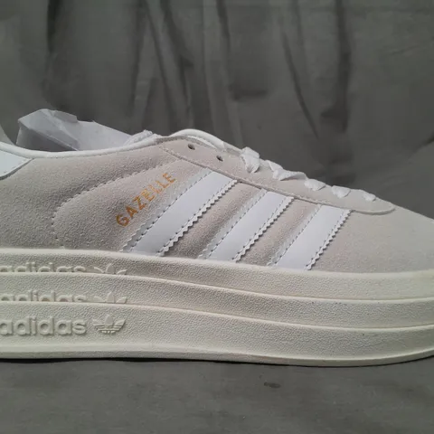 BOXED PAIR OF ADIDAS GAZELLE SHOES IN BEIGE/WHITE UK SIZE 8