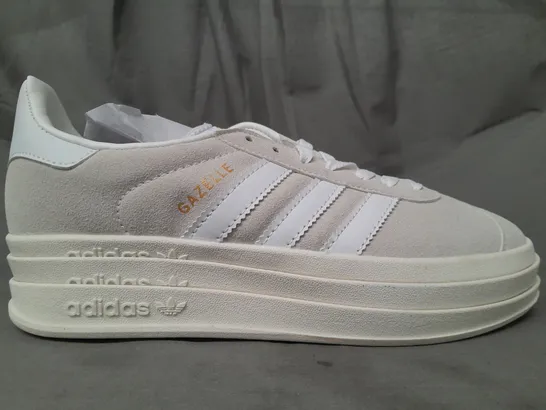 BOXED PAIR OF ADIDAS GAZELLE SHOES IN BEIGE/WHITE UK SIZE 8