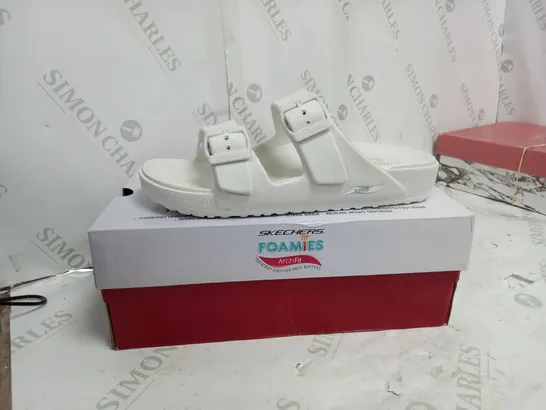 BOXED PAIR OF SKECHERS ARCH FIT FOAMIES SLIDE SANDALS IN WHITE SIZE 5