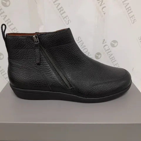 UNBOXED PAIR OF VIONIC LOIS BOOTS IN BLACK UK SIZE 7