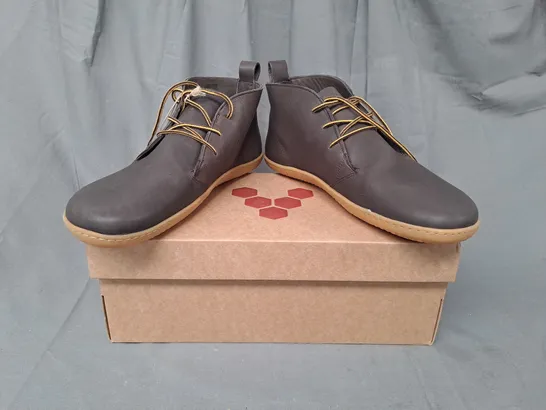 BOXED PAIR OF VIVO BAREFOOT GOBI III SHOES IN BROWN EU SIZE 43