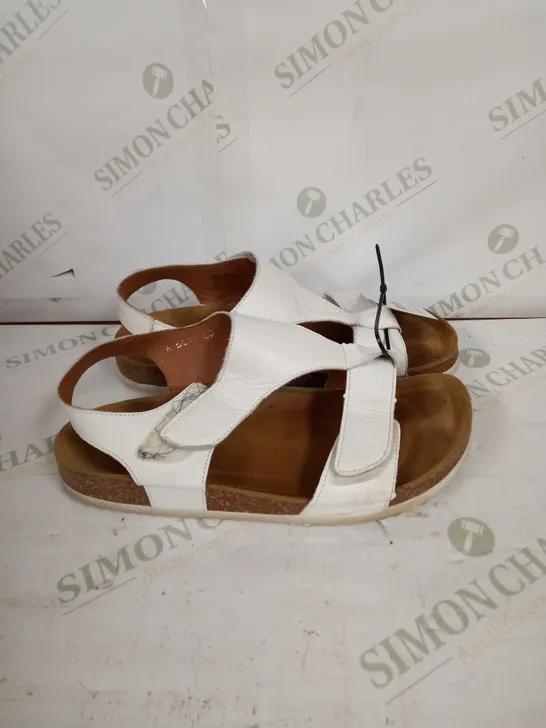 ADESSO TAMMY ADJUSTABLE FOOTBED SANDAL SIZE 7