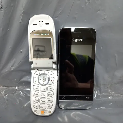 SET OF 2 MOBILE PHONES - GIGASET SL910 / MOTOROLA 