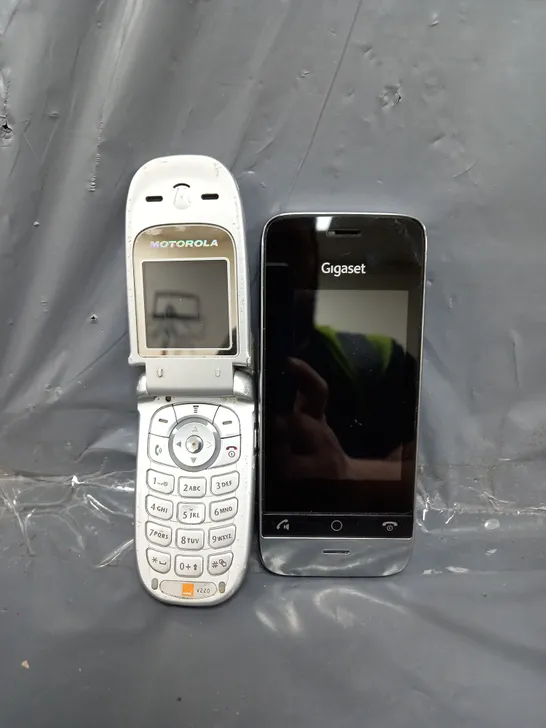 SET OF 2 MOBILE PHONES - GIGASET SL910 / MOTOROLA 