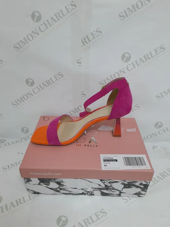 BOXED PAIR OF MODA IN PELLE PURPLE & ORANGE OPEN TOE HIGH HEELS - SIZE 7