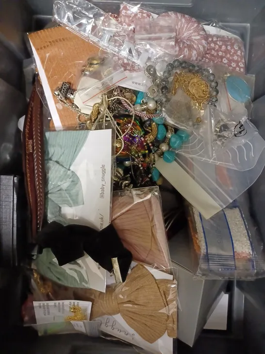 BOX OF APPROXIMATELY 30 ASSORTED JEWELLERY ITEMS TO INCLUDE WATCHES, EARRINGS, BRACELETS ETC   