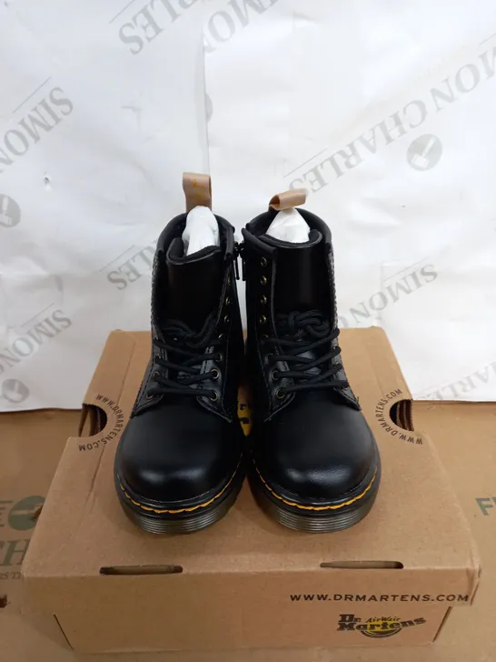 BOXED PAIR OF CHILDRENS DR MARTENS IN BLACK SIZE 7