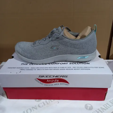 BOXED PAIR OF SKECHERS ARCH FIT LIGHT GREY TRAINERS IN GREY UK SIZE 7