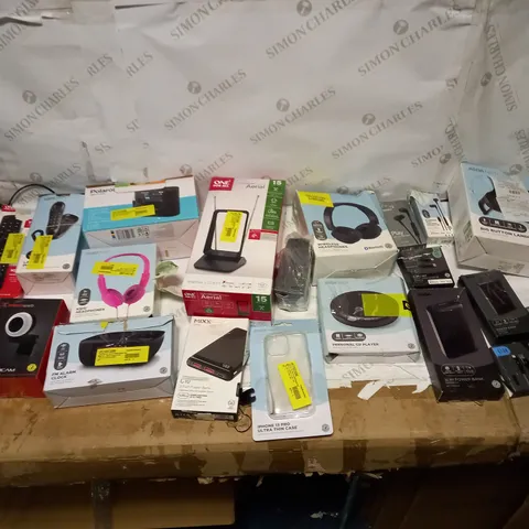 BOX OF APROXIMATELY 15 ASSORTED ELECTRICAL ITEMS TO  INCLUDE; HEADPHONES, EARBUDS, POWERBANKS, AND ONE FOR ALL ARIEL ETC