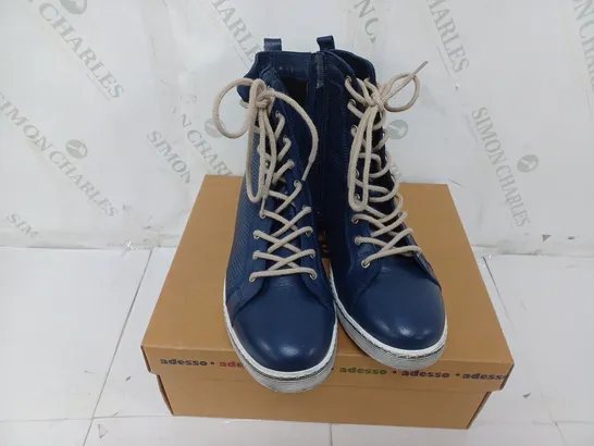 BOXED PAIR OF ADESSO BOOTS IN NAVY BLUE SIZE 7