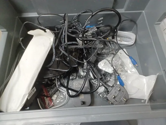 BOX OF APPROXIMATELY 8 ASSORTED ITEMS TO INCLUDE - SKY REMOTE & POWER SUPPLY , BT SMART HUB 2 , SAMSUNG 25W POWER ADAPTER ETC