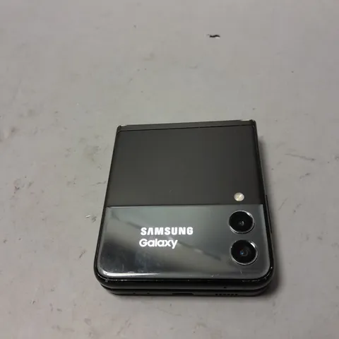 SAMSUNG GALAXY FLIP PHONE