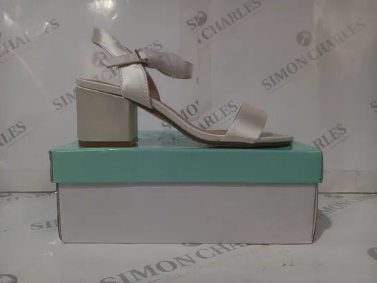 BOXED PAIR OF AJVANI COLLECTION HALLIE 3 IVORY SATIN OPEN TOE BLOCK HEEL SANDALS UK SIZE 3