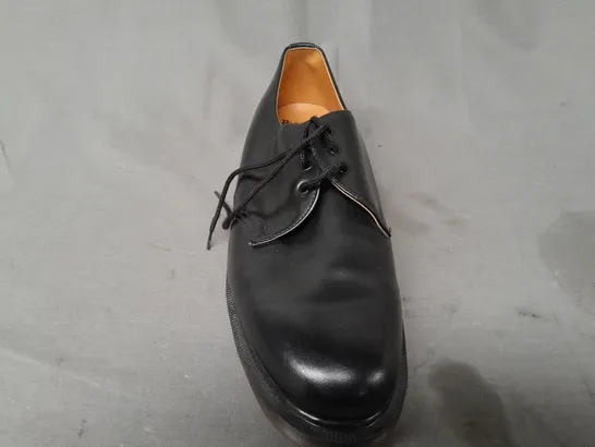 PAIR OF DR MARTENS LACE-UP SHOES IN BLACK SIZE 11