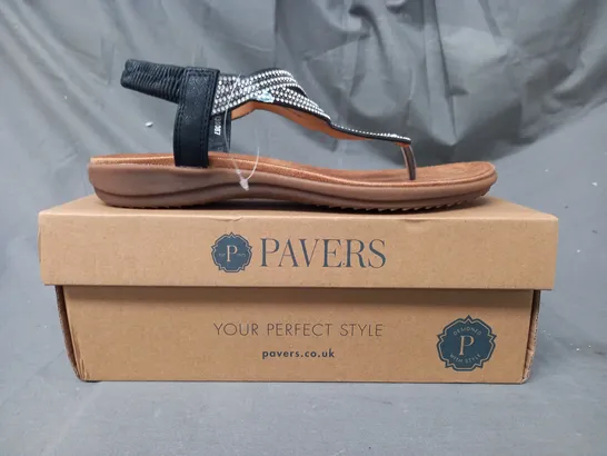 BOXED PAIR OF PAVERS TOE-POST SANDALS IN BLACK W. JEWEL EFFECT SIZE 7