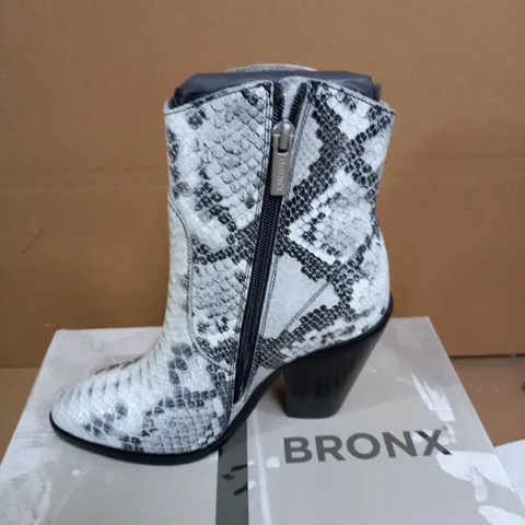 BRONX ZIP WESTERN ANKLE BOOTS - BLACK/WHITE - SIZE 3