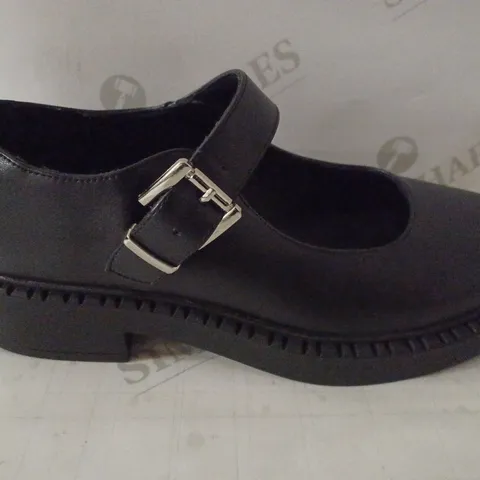 PAIR OF WOMEN'S MARY JANES SIZE 6