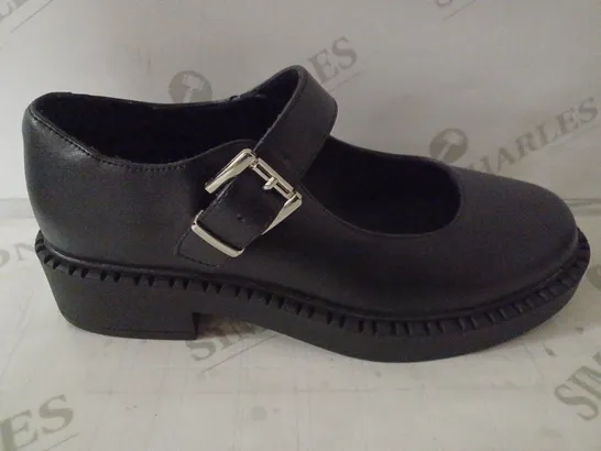 PAIR OF WOMEN'S MARY JANES SIZE 6