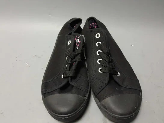 APPROXIMATELY 15 GEORGE LOVE YOUR SHOES PUMPS IN BLACK IN SIZE 4