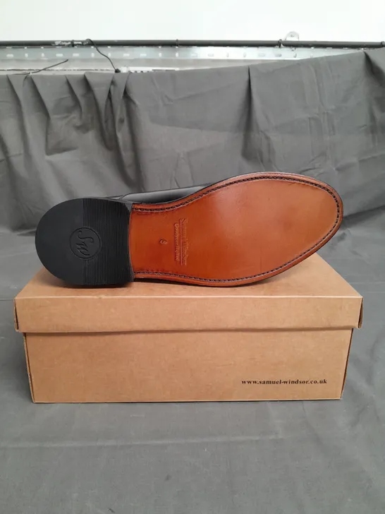 BOXED PAIR OF SAMUEL WINDSOR BLACK SMART SHOES SIZE 8