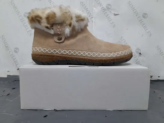 BOXED PAIR OF EARTH ORIGINALS EMMALYN BOOTIES IN BEIGE SIZE 8