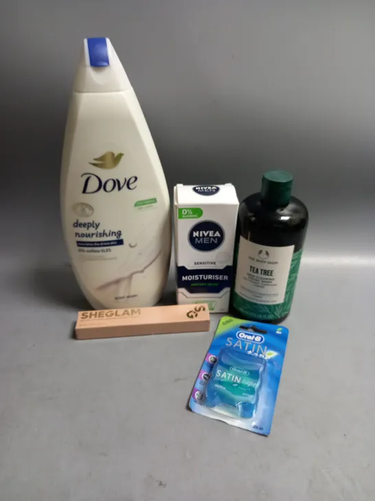 BOX OF APPROXIMATELY 20 COSMETIC ITEMS TO INCLUDE - DOVE BODY WASH - THE BODY SHOP TEA TREE FACIAL WASH - ORAL B DENTAL FLOSS - ETC 