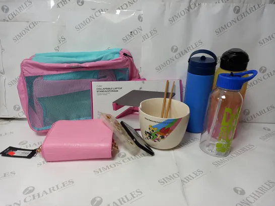 APPROXIMATELY 9 ASSORTED ITEMS TO INCLUDE TYPO COLLAPSIBLE LAPTOP STAND, POWERPUFF GIRLS BOWL, CROSSBODY BAG, ETC. 