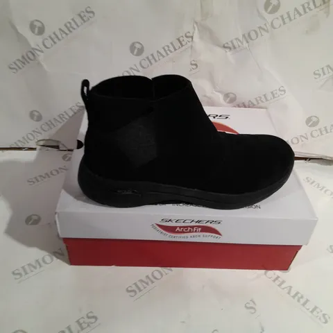 BOXED SKECHERS ARCH FIT ANKLE BOOTS SIZE 10