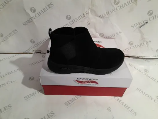 BOXED SKECHERS ARCH FIT ANKLE BOOTS SIZE 10