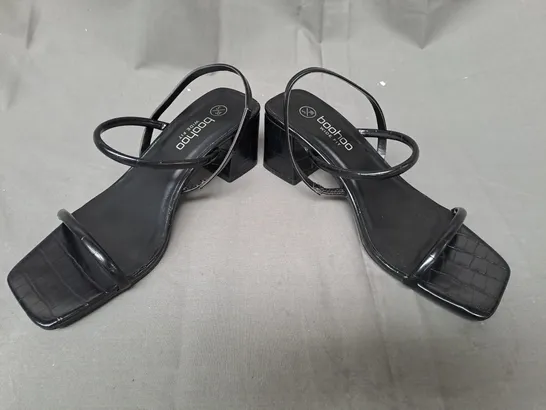 BOXED PAIR OF BOOHOO WIDE FIT OPEN TOE BLOCK HEEL SANDALS IN BLACK UK SIZE 5