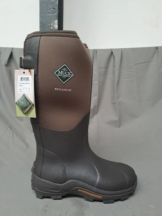 BOXED PAIR OF MUCK WETLAND XF HUNTING BOOTS IN BROWN UK SIZE 8