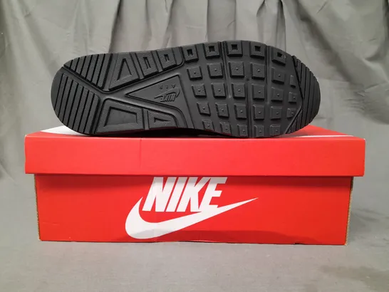 BOXED PAIR OF NIKE AIR MAX SHOES IN BLACK UK SIZE 10.5