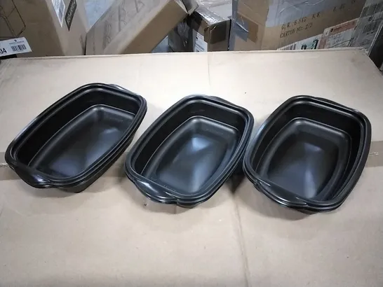 BOX CONTAINING LARGE QUANTITY OF PLASTIC FOOD SERVING CONTAINERS 