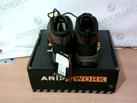 BOXED PAIR OF ARIAT WORK SAFETY BOOTS SIZE 5M